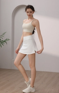 Detailansicht des weißen High-Waist Tennisrocks mit integrierter Innenhose und feiner Textur
