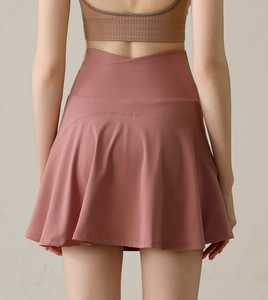 Vue arrière d'une jupe de tennis rose poudré à taille haute croisée et ourlet plissé