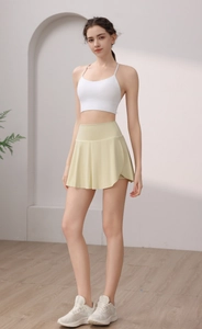 Détail de la jupe de tennis à taille haute avec volants et short de sport intégré