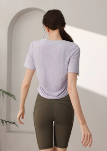 T-shirt de yoga lavande moulant avec short cycliste taille haute vert olive, vue arrière