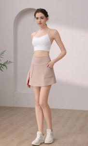 Dettaglio della gonna pantalone rosa in nylon con tasche anteriori e tessuto elasticizzato