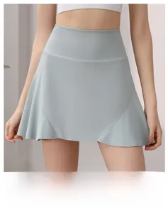 Dettaglio della vita alta ampia su una gonna pantalone sportiva azzurra contenitiva