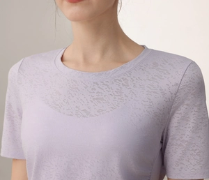 Détails de perforation laser sur le haut de sport violet respirant pour femmes