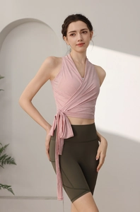 Dettaglio del top da yoga rosa con trama jacquard e nastri laterali regolabili