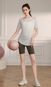 Détail du haut de yoga blanc avec cordon de serrage latéral et découpe à l'épaule chic