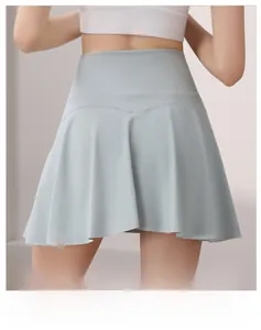 Dettaglio della gonna pantalone sportiva con cucitura a cuore posteriore e vita alta
