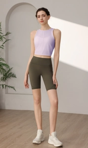 Detail von lavendelfarbenem Mesh-Top und olivgrüner Yoga-Shorts mit hoher Taille und Tasche