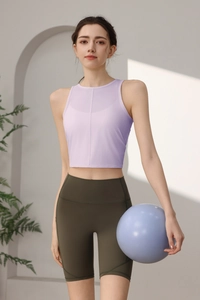 Detail von lavendelfarbenem Yoga-Top und olivgrünen Radlerhosen mit seitlichen Nähten