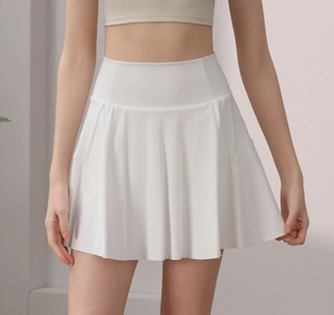 Nahaufnahme des weißen Tennisrockes mit hoher Taille und glattem, gefaltetem Sportstoff