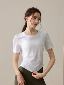 Détail du t-shirt de sport blanc en tissu dévoré avec texture ajourée et fronces