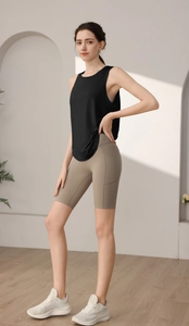Détail du haut de sport noir ample avec short kaki muni de poches latérales pratiques