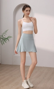 Dettaglio della gonna da tennis a pieghe grigio-azzurra con reggiseno sportivo