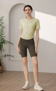 Détail de la couture froncée sur le t-shirt de yoga respirant et ajusté pour femmes