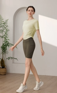 Haut de yoga ajusté avec cordon de serrage et short de cyclisme olive à taille haute