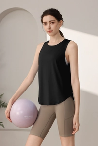Détail du débardeur de yoga noir ample montrant le tissu jacquard camouflage respirant de côté