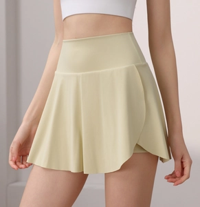 Détail de la jupe de tennis jaune clair à taille haute avec short intérieur de protection