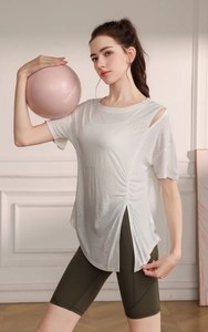 Détail du haut de yoga blanc en tencel avec fentes latérales et découpes aux épaules