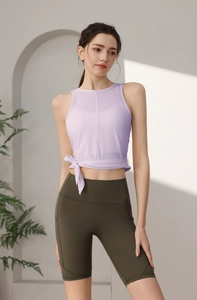 Detail des lavendelfarbenen Yoga-Tops mit Seitenschleife und olivgrüner Radlerhose