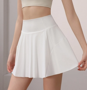 Nahaufnahme des weißen Tennisrock mit hoher Taille und flexiblem nahtlosem Bund