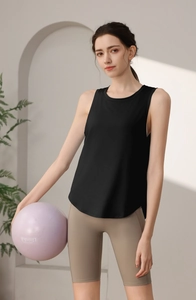 Détail du débardeur de sport camouflage noir montrant le tissu respirant et rafraîchissant