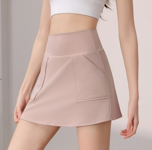 Dettaglio della gonna pantalone da yoga rosa tenue con tasca laterale e vita alta