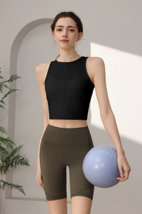 Detail von schmal geschnittenem schwarzem Yoga-Top und olivgrüner Fitness-Leggings