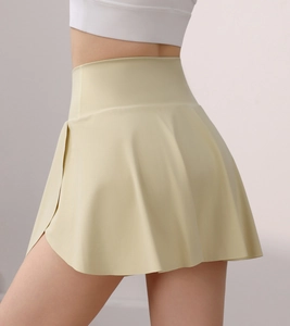 Détail de la jupe-short de sport jaune pâle à taille haute en nylon séchage rapide