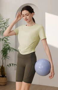 Vue détaillée du haut de yoga léger avec plis latéraux et short de compression taille haute