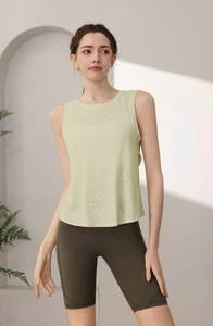 Dettaglio del gilet da yoga in nylon traspirante verde chiaro e dei pantaloncini ciclista oliva