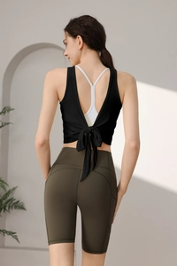 Detail von Yoga-Oberteil mit Rückenschnürung und olivgrüner High-Waist-Radlerhose