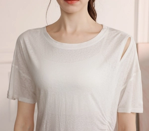 Détail du haut de yoga en Tencel avec une découpe unique sur l'épaule gauche