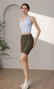 Top da yoga azzurro aderente con pantaloncini sportivi a vita alta verde oliva