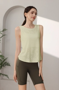 Dettaglio del canotta yoga in rete jacquard giallo chiaro e pantaloncini da ciclista
