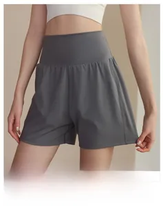 Détail du short de yoga taille haute en tissu athlétique gris foncé professionnel et respirant