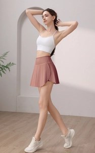 Détail de la jupe de sport à volants avec fente latérale et ourlet superposé pour le yoga