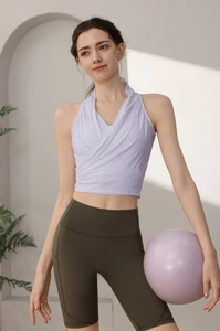 Top yoga incrociato color lavanda e pantaloncini fitness oliva a vita alta con tasche