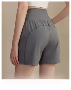 Vue détaillée du short de yoga taille haute gris anthracite avec doublure anti-exposition