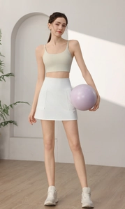Dettaglio della gonna da tennis bianca a vita alta con tasca laterale e tessuto elasticizzato
