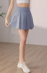 Detailansicht des hellblauen Sportrock mit hoher Taille und breitem Bauchkontrollbund