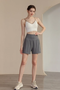 Short de sport pour femme avec design double couche pour la course et le yoga en gris