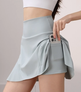 Dettaglio della gonna da tennis blu a vita alta con pratica tasca laterale per cellulare