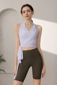 Dettaglio del gilet sportivo lavanda con lacci laterali e trama jacquard pregiata