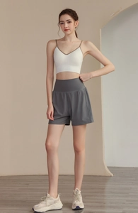 Vue détaillée du short de sport gris ample et de la brassière de yoga blanche à col en V