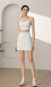 Dettaglio della gonna sportiva in nylon bianco con tasca laterale e tessuto elastico traspirante