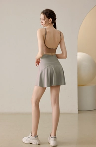 Détail de la jupe de sport taille haute croisée et de la brassière côtelée de fitness