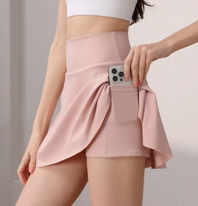 Detailansicht des rosa Sport-Skorts mit integrierter Hose und praktischer Seitentasche