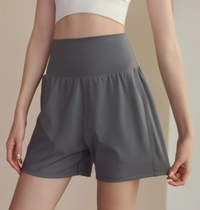 Détail du short de yoga en nylon gris à taille haute avec coupe ample pour fitness et course