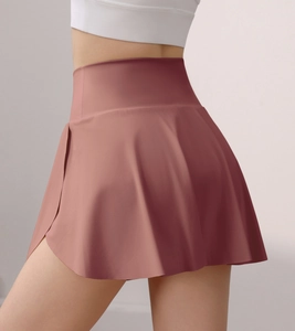 Vue détaillée de la jupe de yoga à taille haute avec ourlet à volants et short intégré
