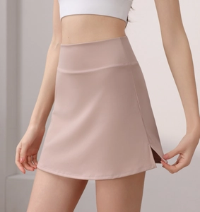 Detailansicht des rosa Tennisrocks mit Seitenschlitz und elastischem High-Waist-Gewebe