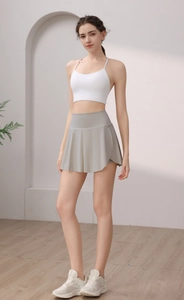 Détail d'une jupe de tennis à taille haute avec short intégré et brassière à dos croisé